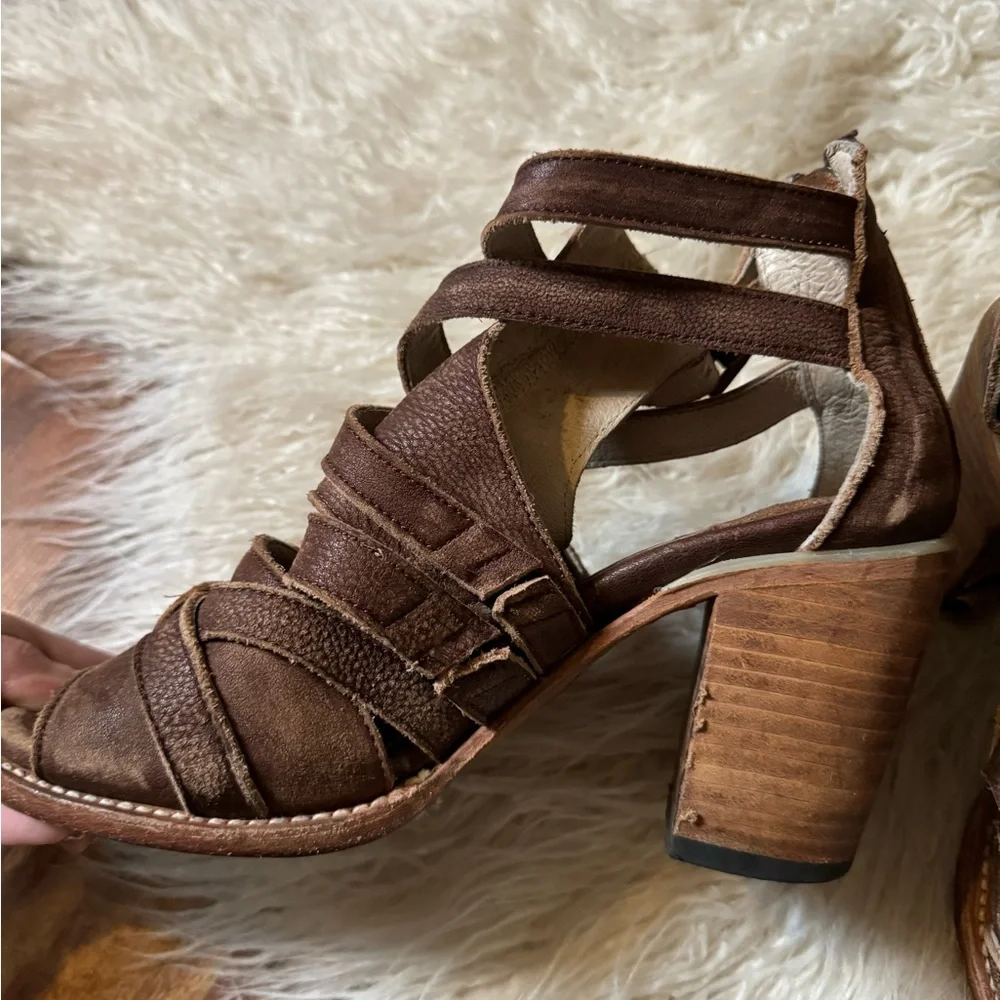 Freebird Claw Strappy Leather Heeled Sandals Brown - Picture 7 of 9